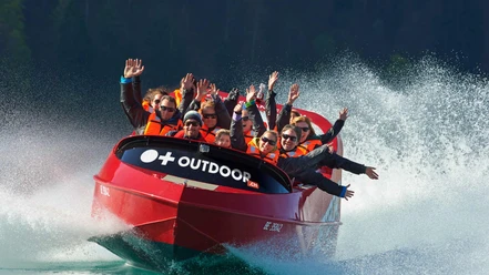jetboat-interlaken-outdoor-switzerland-gaeste-jubel.jpg