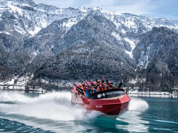 jetboat-interlaken-outdoor-switzerland-winter-gaeste-jubel.jpg