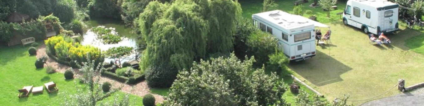 Luftaufnahme Wohnmobilstellplatz in der Natur an Stubbe's Gasthaus