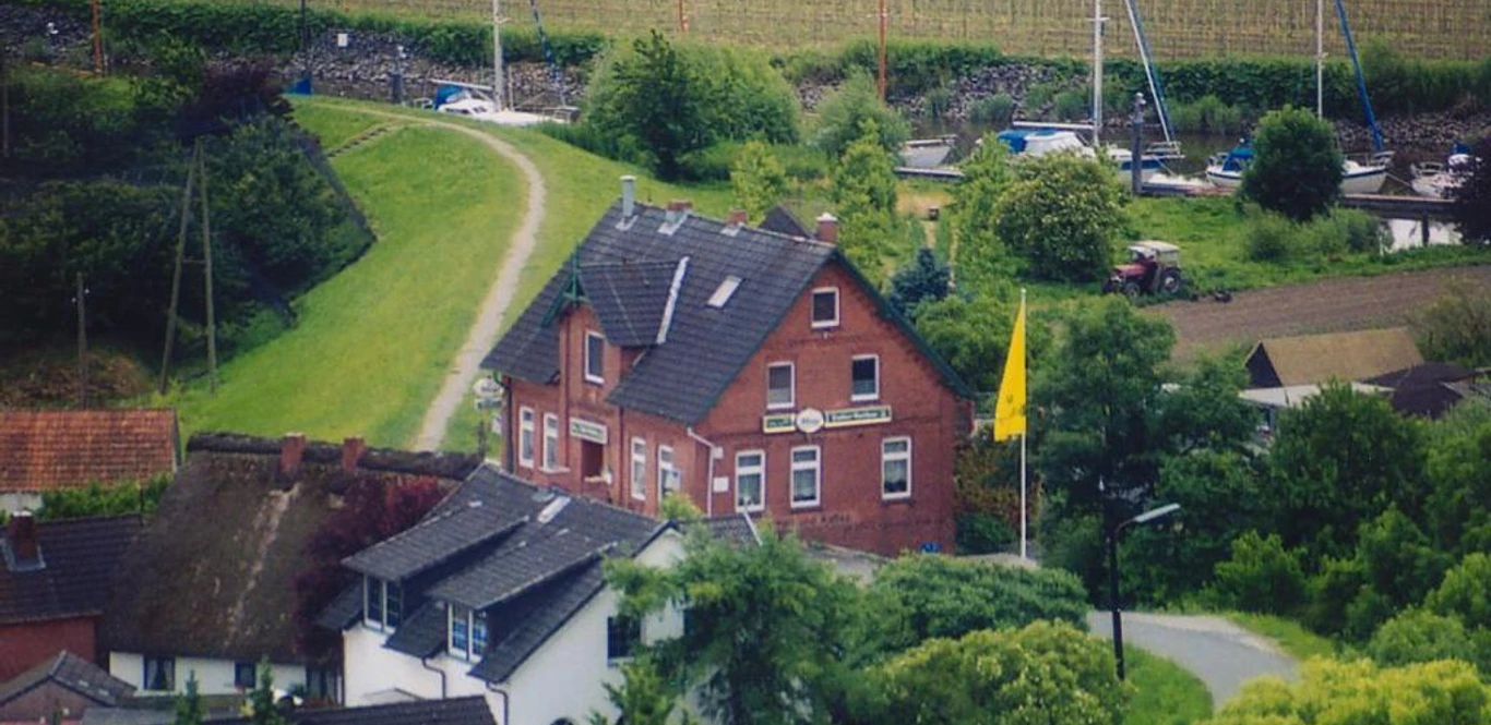 Stubbe's Gasthaus auf dem Deich nahe dem Lühe-Anleger