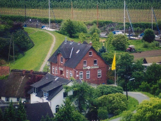 Stubbe's Gasthaus auf dem Deich nahe dem Lühe-Anleger