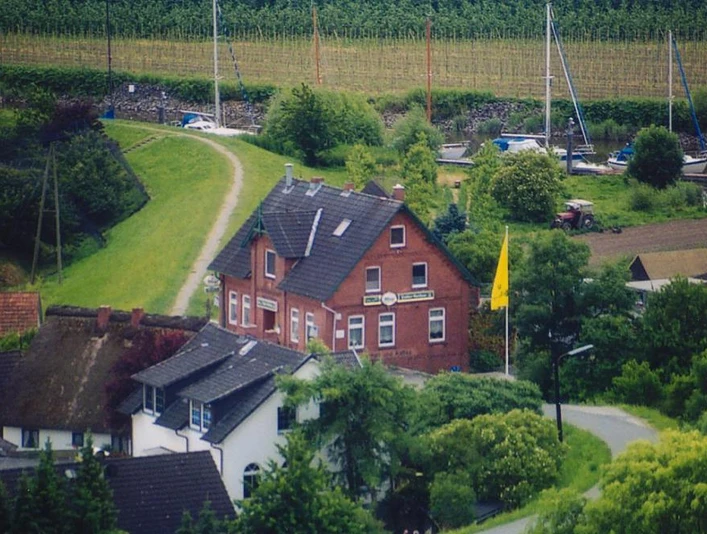 Stubbe's Gasthaus auf dem Deich nahe dem Lühe-Anleger