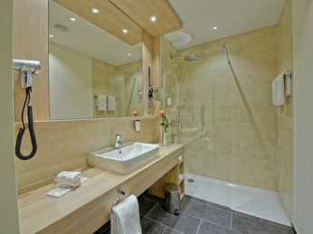 Impression modernes Duschbad H+Hotel Stade Herzog Widukind