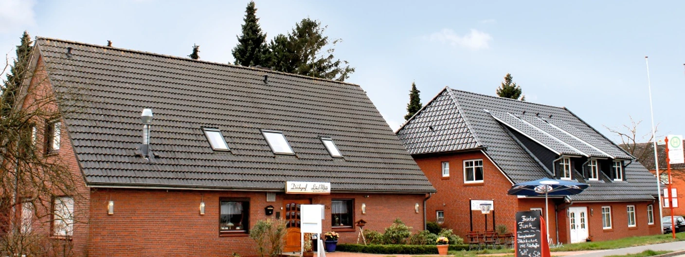 Außenansicht Restaurant und Hotel "Vom Land zum Meer"