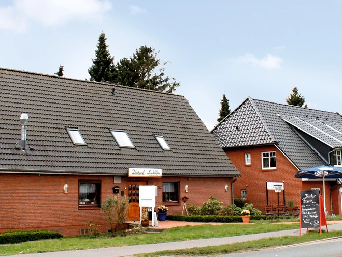 Außenansicht Restaurant und Hotel "Vom Land zum Meer"