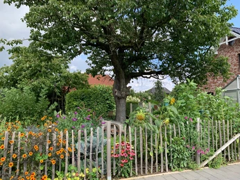 Blühender Garten rund um die Ferienwohnung Este-Schwan in Jork-Königreich