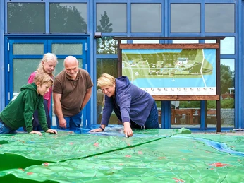 Familie schaut sich Plan im Natureum an