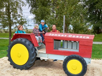 Familie auf dem Spielplatz im Natureum