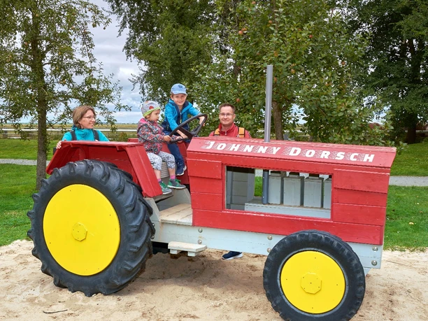 Familie auf dem Spielplatz im Natureum