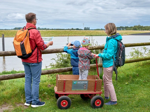 Familie unterwegs im Natureum Niederelbe