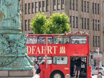 Der Rote Doppeldecker unterwegs in Hamburg
