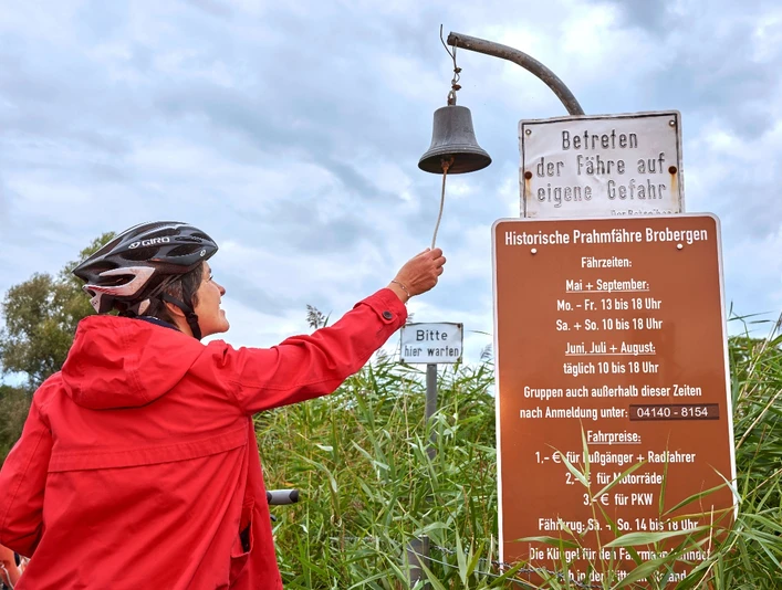 Läuten der Glocke bei der Prahmfähre Brobergen