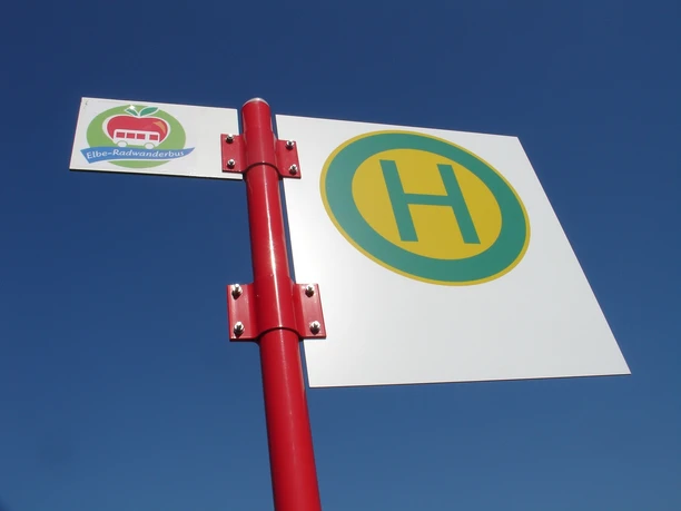 Haltestelle mit Elbe-Radwanderbuslogo