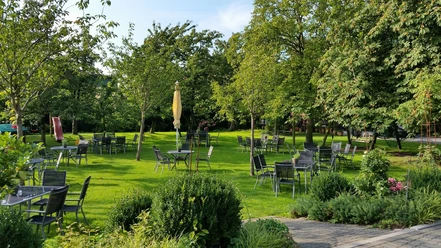 Sitzmöglichkeiten im Garten im Café Obsthof Feindt