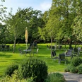 Sitzmöglichkeiten im Garten im Café Obsthof Feindt