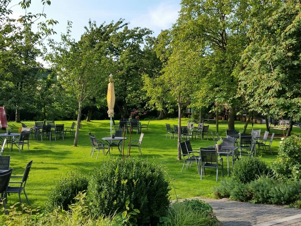 Sitzmöglichkeiten im Garten im Café Obsthof Feindt