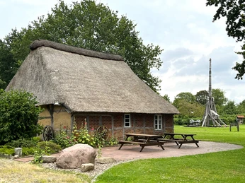 Hofgebäude mit Blide im Hintergrund