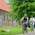 St. Marienkirche mit Radfahrern