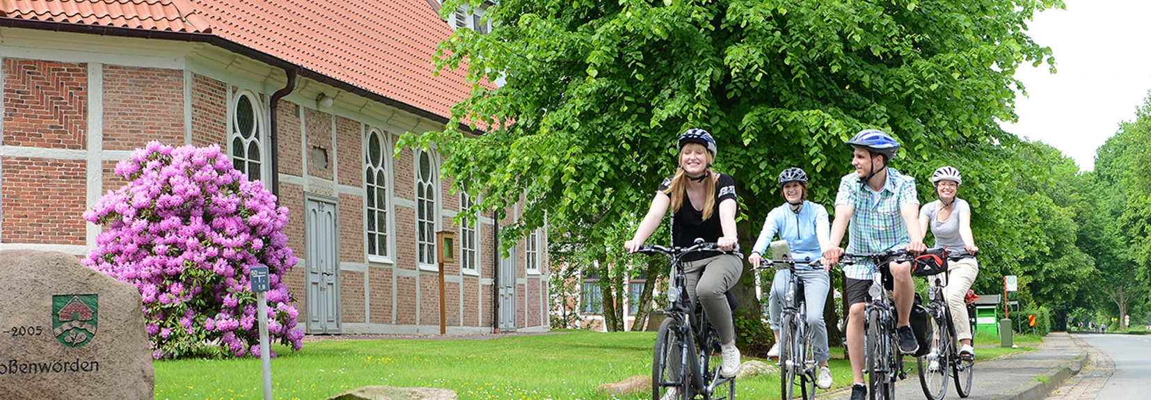 St. Marienkirche mit Radfahrern