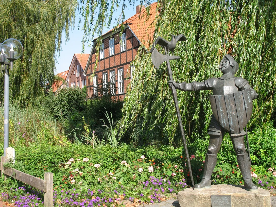 Isern Hinnerk vor Burgmannshof in Horneburg