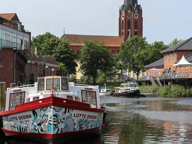 Buxtehuder Hafen mit Blick auf die Altstadt