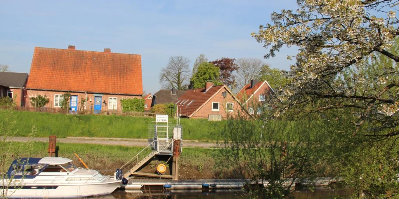Boote auf der Lühe im Alten Land