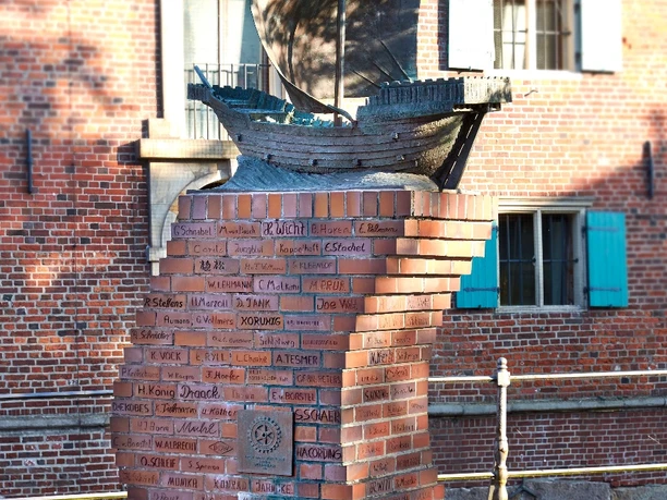 Hansekogge vor derm Schwedenspeicher