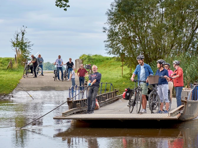 Überfahrt mit der Prahmfähre Gräpel