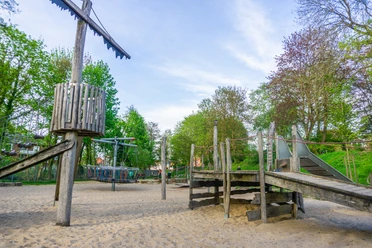 Auf diesem Abenteuer-Spielplatz können Kinder in eine Pirantenwelt eintauchen