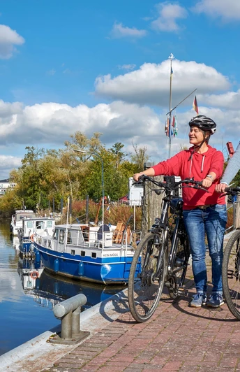 Fahrradfahrer an der Este in Buxtehude