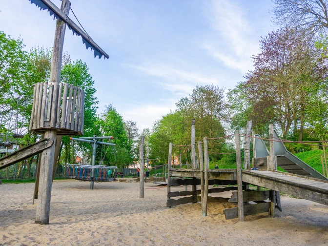 Auf diesem Abenteuer-Spielplatz können Kinder in eine Pirantenwelt eintauchen