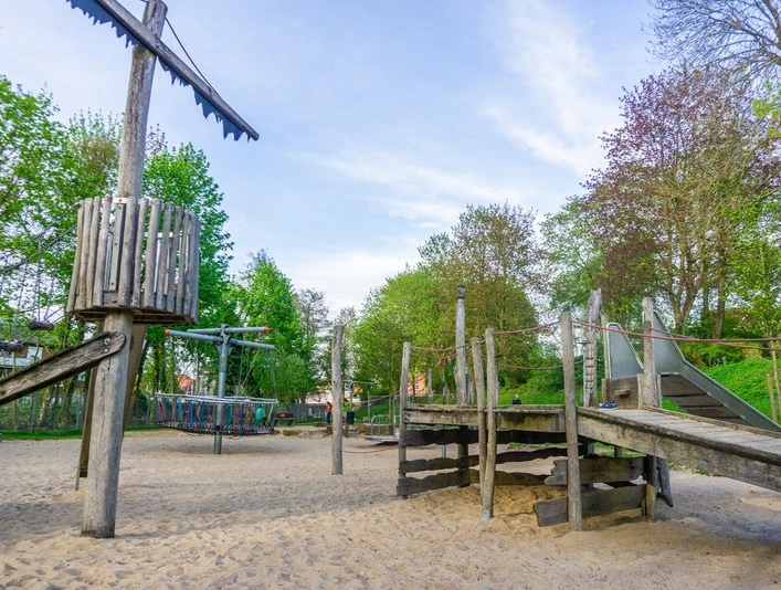 Auf diesem Abenteuer-Spielplatz können Kinder in eine Pirantenwelt eintauchen