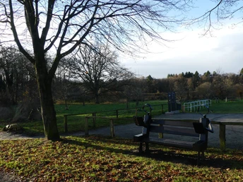 Bank am Parkplatz zum Erlebnispfad