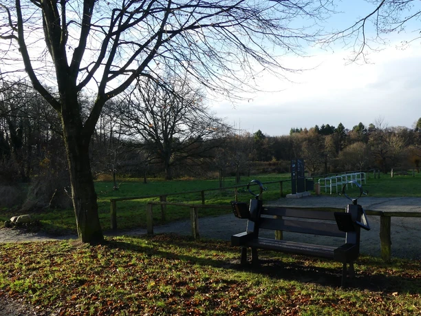 Bank am Parkplatz zum Erlebnispfad