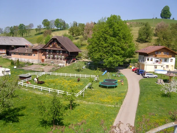 Aussenansicht im Sommer - Erlebnishof Farnere Swiss-Lodge werthenstein, erlebnishof, emmenegger, sommer, zentralschweiz