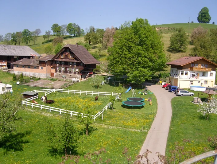 Aussenansicht im Sommer - Erlebnishof Farnere Swiss-Lodge werthenstein, erlebnishof, emmenegger, sommer, zentralschweiz