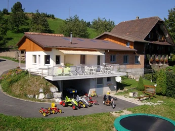 Aussenansicht im Sommer - Erlebnishof Farnere Swiss-Lodge werthenstein, emmenegger, erlebnishof, sommer, zentralschweiz