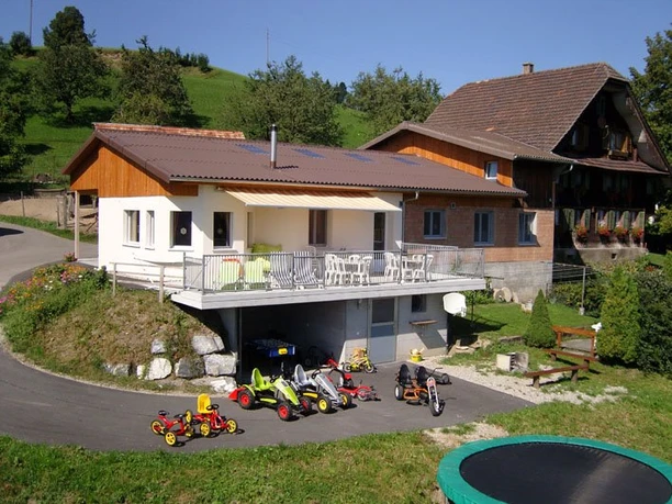 Aussenansicht im Sommer - Erlebnishof Farnere Swiss-Lodge werthenstein, emmenegger, erlebnishof, sommer, zentralschweiz