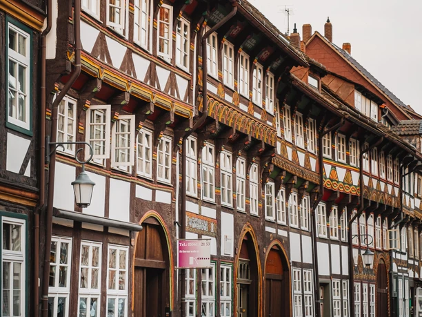 Fachwerkhäuser in der Tiedexer Straße in Einbeck. Vor den Häusern stehen zwei Bänke.