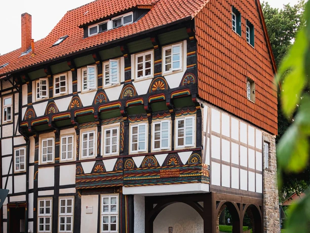 Fachwerk Tiedexer Torhaus Das Tiedexer Tor besteht aus einem Teil der Stadtmauer und einem detailreich verzierten Fachwerkhaus, sowie einem Fußgängerdurchlass.