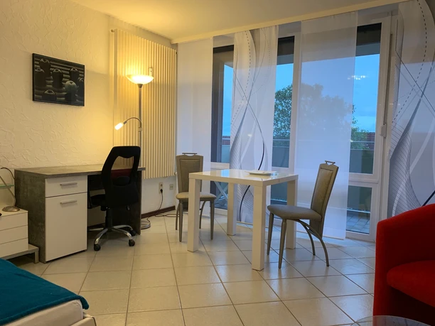 Appartement am Weddemweg in Salzgitter-Gebhardshagen, Wohnschlafzimmer mit Arbeitsplatz