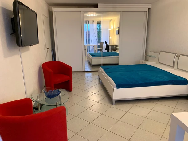 Appartement am Weddemweg in Salzgitter-Gebhardshagen, Wohnschlafzimmer mit Fernseher
