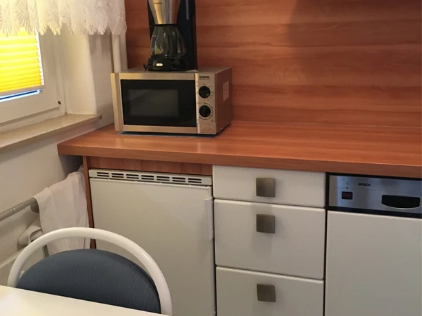 Appartement am Weddemweg in Salzgitter-Gebhardshagen, Küche mit Essplatz und Einrichtung