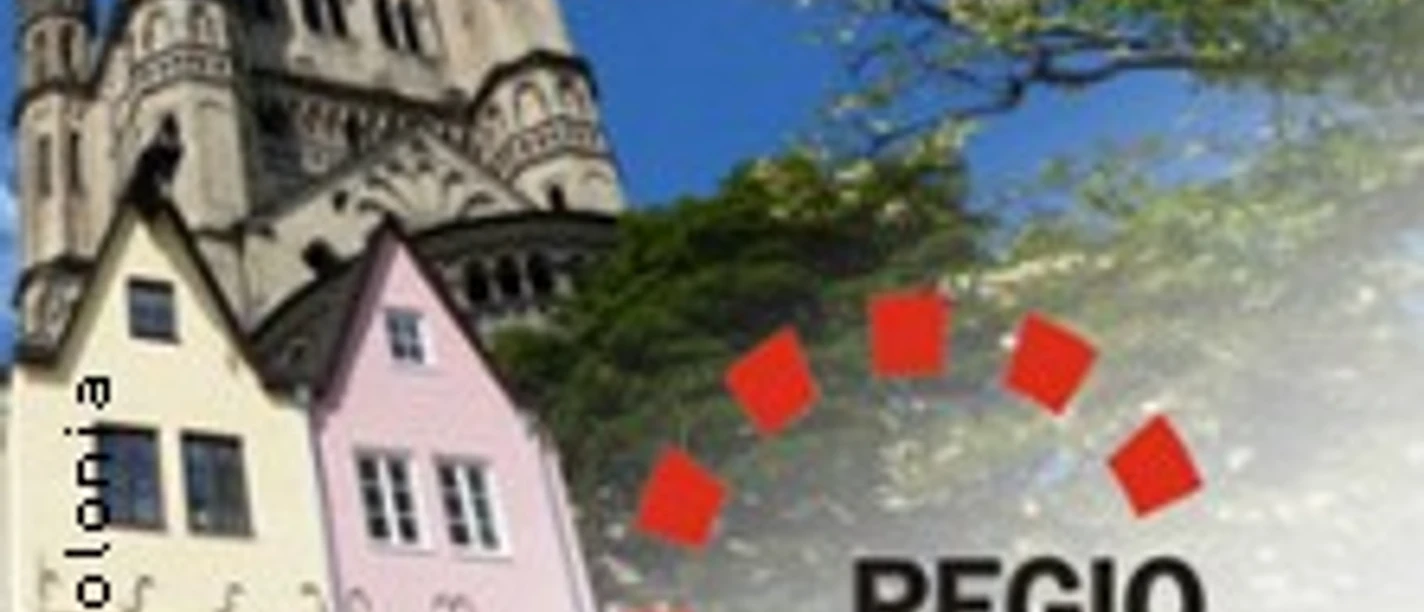 RegioColonia-Logo vor der Kirche Groß St. Martin in Köln, flankiert von bunten historischen Häusern.