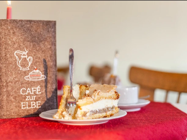 Kuchengenuss im Café zur Elbe - von Rautenkranz Kuchen und Speisekarte im Café zur Elbe - von Rautenkranz