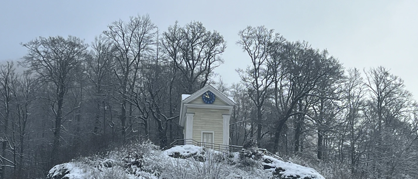 De klokkentoren van Zorge in de sneeuw
