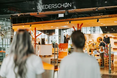 Wiederschön-Konzeptladen-Höfe-am-Brühl-Upcycling-Wiederverwertung-Nachhaltigkeit-Philipp-Kirschner-leipzig-travel.jpg Eingang Konzeptstore "Wiederschön"