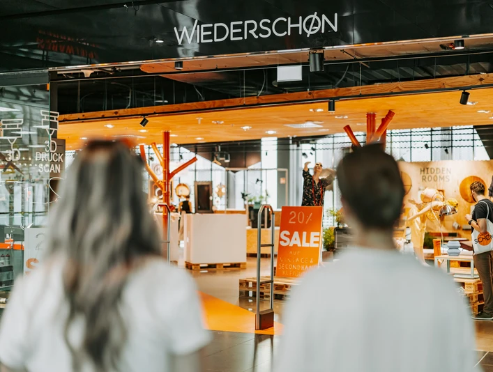 Wiederschön-Konzeptladen-Höfe-am-Brühl-Upcycling-Wiederverwertung-Nachhaltigkeit-Philipp-Kirschner-leipzig-travel.jpg Eingang Konzeptstore "Wiederschön"