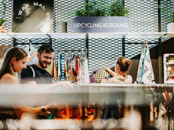 Wiederschön-Conceptstore-Upcycling-Kleidung-Secondhand-Nachhaltigkeit-Philipp-Kirschner-leipzig-travel.jpg Einkauf von Secondhand-Mode im Wiederschön