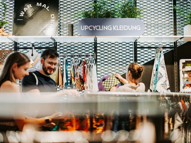 Wiederschön-Conceptstore-Upcycling-Kleidung-Secondhand-Nachhaltigkeit-Philipp-Kirschner-leipzig-travel.jpg Shopping for second-hand fashion at Wiederschön